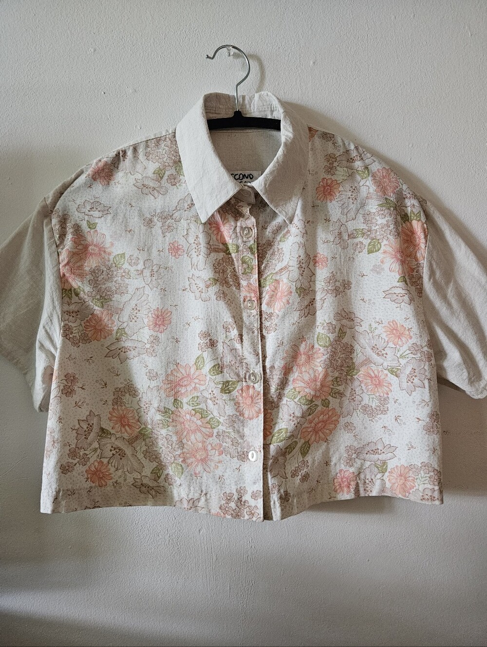 Cropped Floral Button-Up Shirt in Soft Pink & Cream